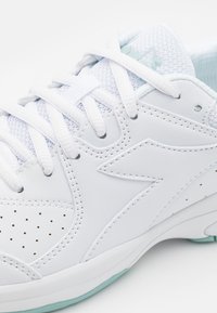 Diadora SMASH 6 - Vairāku kortu tenisa apavi - white/surf spray