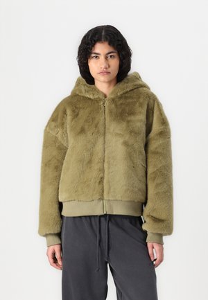 Veste à capuche zippée en fausse fourrure olive avec capuche, poignets et ourlet côtelés, dotée d'une texture lisse et d'une coupe décontractée.