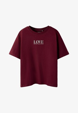 Bordo pamučna majica s kratkim rukavima. Na prednjoj strani ima srebrni tekst "LJUBAV" i "LJUBAV ĆE TE NAPOKON PRONAĆI" izvezen.