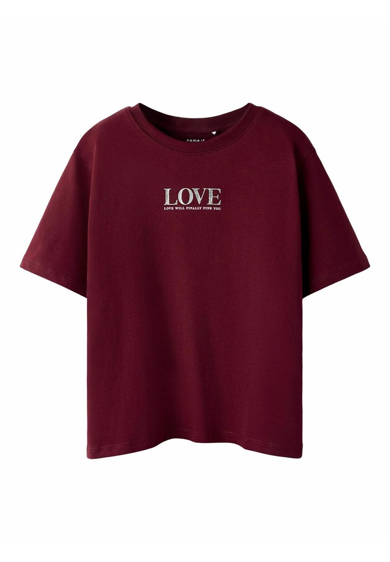 Camiseta de algodón burdeos con mangas cortas. Presenta texto plateado que dice "AMOR" y "EL AMOR FINALMENTE TE ENCONTRARÁ" bordado en la parte frontal.