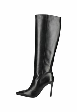 Schwarzer kniehoher Lederstiletto-Stiefel mit spitzer Zehenpartie und schlankem, hohem Absatz, seitlich auf weißem Hintergrund dargestellt.