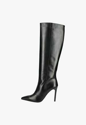 Botte stiletto en cuir noire montant jusqu'au genou, avec bout pointu et talon haut et fin, vue de côté sur fond blanc.