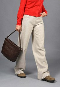 Pantalones de pierna ancha gris claro, cardigan rojo con botones, bolso marrón texturizado y zapatos marrones. La tela parece suave y tiene un corte relajado.
