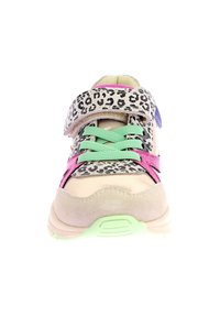 Sneaker en daim beige avec des accents en tissu rose, dotée d'une sangle en imprimé léopard, d'une semelle vert menthe et de lacets vert menthe. Design à bout rond.