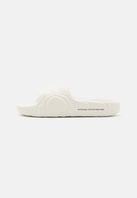 Kijelölve, off white/core black