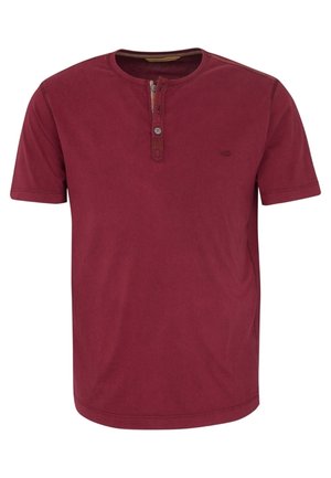 Camisa henley de manga corta color burdeos con dos botones y un pequeño logo bordado en el lado izquierdo del pecho.