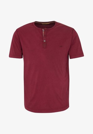 Kurzärmliges, kastanienrotes Henley-Shirt mit zwei Knöpfen und einem kleinen, gestickten Logo auf der linken Brust.