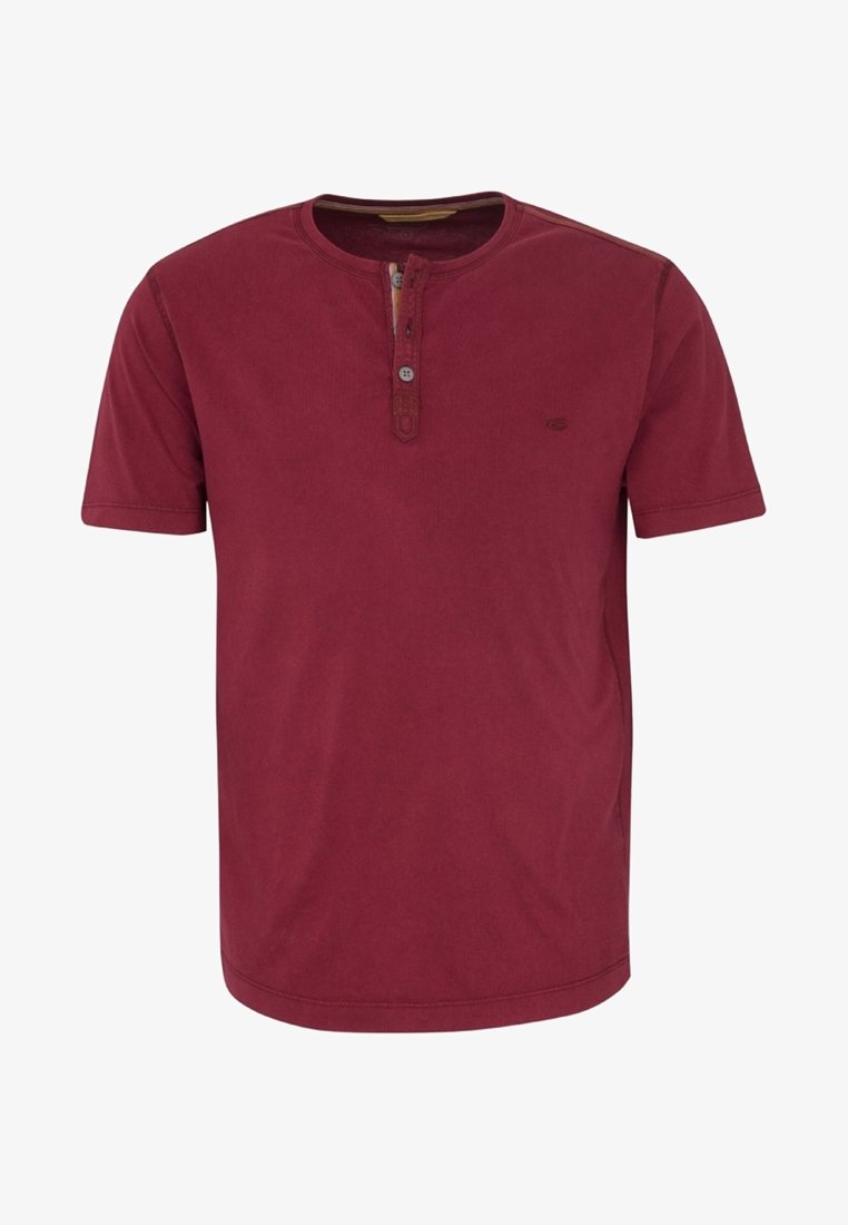 T-shirt en henley bordeaux à manches courtes avec deux boutons et un petit logo brodé sur la poitrine gauche.