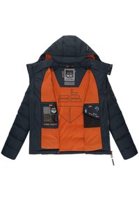 Marineblå pufjakke med en orange fleeceforing. Har flere lommer, quiltet struktur og forskellige trykte labels på det indvendige for.