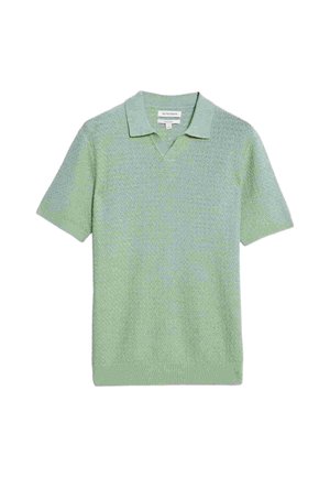 Polo de manga corta en algodón texturizado de color verde claro. Presenta un cuello en V y puños acanalados con un ajuste ligeramente relajado.