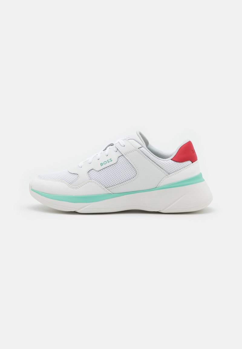 Baskets blanches avec des accents vert menthe, languette rouge au talon, panneaux en mesh et marquage « BOSS » sur le côté en vert clair.