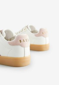 Sneaker bianche con accenti in camoscio rosa sul tallone e lettering dorato, suola in gomma e dettagli perforati sui lati.