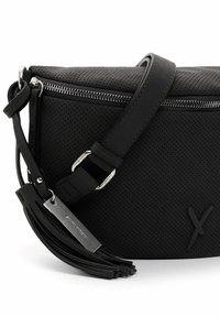 Borsa a tracolla nera in pelle perforata. Presenta una chiusura con zip, una tracolla regolabile e un pon-pon decorativo con un'etichetta metallica.