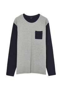 Maglietta a maniche lunghe con corpo grigio, maniche blu scuro, scollatura e taschino sul petto, esposta su uno sfondo bianco.