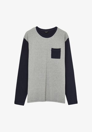 Maglietta a maniche lunghe con corpo grigio, maniche blu scuro, scollatura e taschino sul petto, esposta su uno sfondo bianco.