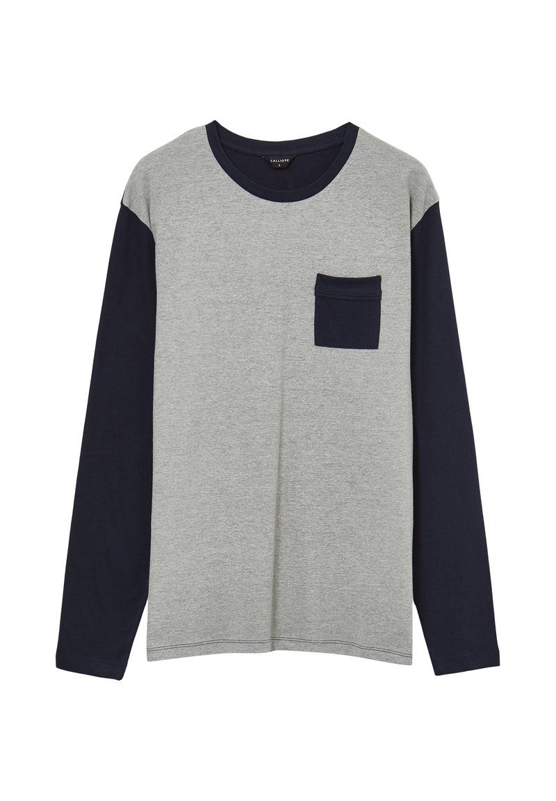 Maglietta a maniche lunghe con corpo grigio, maniche blu scuro, scollatura e taschino sul petto, esposta su uno sfondo bianco.