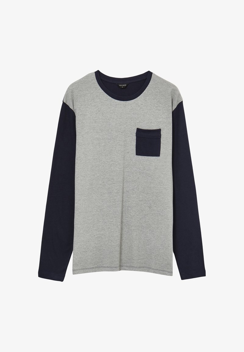 Maglietta a maniche lunghe con corpo grigio, maniche blu scuro, scollatura e taschino sul petto, esposta su uno sfondo bianco.