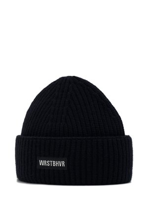 Gorro negro de punto con un puño doblado y una pequeña etiqueta rectangular con la inscripción "WRSTBHVR" en la parte delantera.