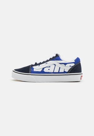 Sneaker in tela blu e navy con logo bianco, punta rotonda, chiusura con lacci e suola nera a contrasto con dettagli rossi.