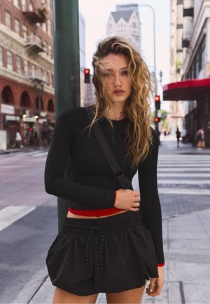 Bershka, ACTIVE MINI TECHNICAL SKORT - Jupe-short - black