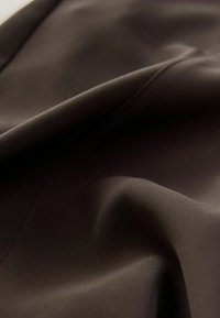 REGULAR FIT - SMART LONGLINE  - Lühikesed püksid - chocolate brown