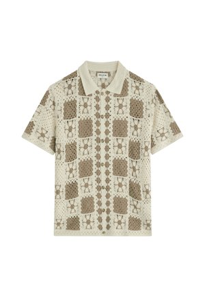 Chemise à manches courtes boutonnée avec un motif carré au crochet beige et marron et un col pointu.