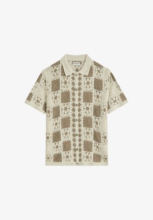 Chemise à manches courtes boutonnée avec un motif carré au crochet beige et marron et un col pointu.
