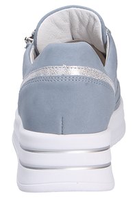 Sneakers en daim bleu clair avec une semelle blanche, dotés d'une bande argentée métallique et d'une fermeture éclair à l'arrière pour un enfilage facile.