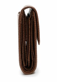 Braune Lederbörse mit strukturierter Oberfläche, ausgestattet mit mehreren Kartenfächern und einem geschichteten Design, die in gefalteter Position präsentiert wird.