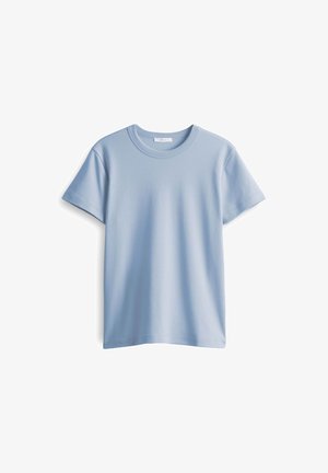 T-shirt en coton bleu clair avec un col rond et des manches courtes. Texture lisse et ourlet droit, design simple et classique.