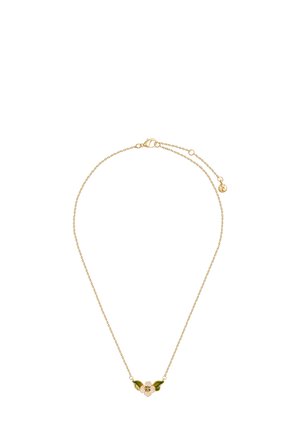 Collana placcata in oro con una catena delicata, dotata di un pendente a forma di fiore con petali rosa e foglie verdi, e un piccolo fermaglio decorativo.