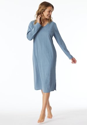 Langärmliges Nachthemd mit V-Ausschnitt aus leichtem blauen Stoff und geometrischem Muster. Das Kleid reicht bis zur Mitte der Waden und hat seitliche Schlitze für mehr Bewegungsfreiheit.
