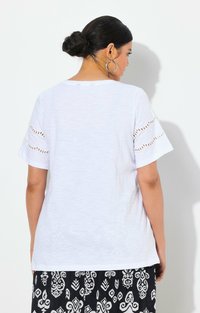 Ulla Popken OPENWORK DETAIL SHORT SLEEVE - Triko s potiskem - snow white