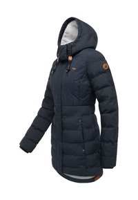 Tengerészkék bélelt dzseki kapucnival, steppelt mintával, két elülső zsebbel, barna bőrrészletekkel a vállon és a cipzárhúzókon.