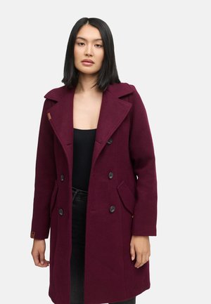 Manteau bordeaux à double boutonnage avec de larges revers, de grands boutons, des poches latérales et une texture douce semblable à de la laine. Accentué d'une étiquette en cuir.