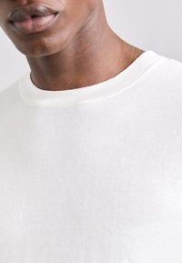 KNITID CREW NECK TEE - Pamata T-krekls - white splash