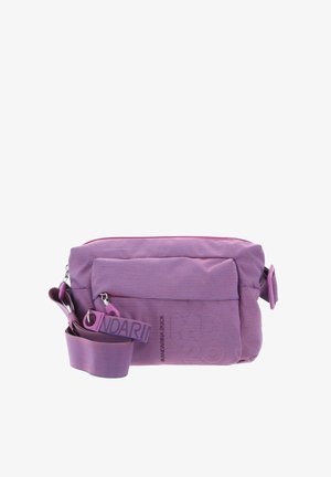 Sac en tissu violet avec surface texturée, compartiment principal zippé, poche avant et sangle réglable. Comprend une étiquette logo sur la sangle.