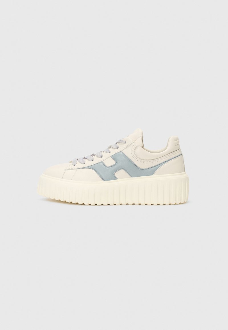 Kreemi värvi platvormiketsid helesiniste detailidega, sileda nahatekstuuriga ja soonilise, paksu tallaga. Paelad sobiva värviga.