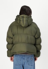 LOW LIGHTS STUDIOS® VELA PUFFER JACKET UNISEX - Vinterjakke - khaki