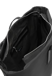 Musta nailoninen kassi, jossa on hopeinen vetoketjulenki, tilavalla sisäosalla ja yhdessä vetoketjullisessa taskussa organisointia varten. Sujuva pinta.