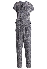 Granatowy kombinezon z krótkimi rękawami, wiązanym dekoltem, elastycznym pasem i abstrakcyjnym białym wzorem kwiatowym. Lekki materiał o luźnym kroju.