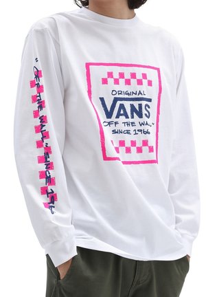 Bílý dlouhý rukáv tričko s výrazným růžovým a modrým logem Vans, kostkovanými akcenty na rukávech a volným střihem.