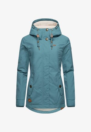 Voděodolná petrolejová bunda s plyšovou kapucí, hnězím kováním, bočními kapsami a mírně prodlouženým zadním lemem. Hladký vnější materiál s měkkou podšívkou.