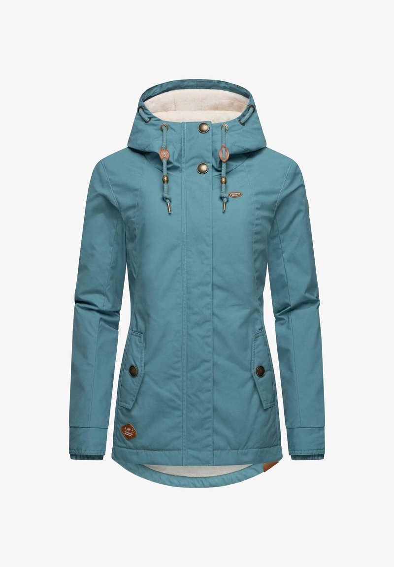 Veste imperméable bleu sarcelle avec une capuche en peluche, des accessoires marron, des poches latérales et un ourlet arrière légèrement plus long. Extérieur lisse avec une doublure douce.