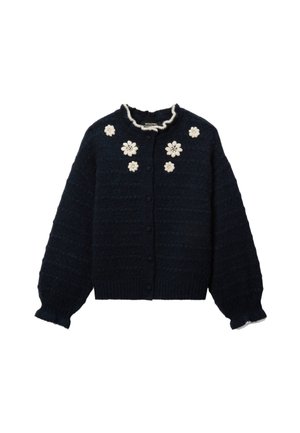 Cardigan en tricot bleu marine avec un motif texturé, broderie florale blanche sur la poitrine et un col en dents de scie. Il dispose d'une fermeture à boutons.