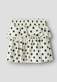 Vit volangkjol med svarta prickar, elastisk midja och en strukturerad tyg. Designen har lager av volanger vid fållen.
