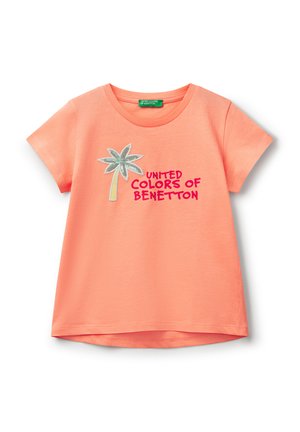 Korálové bavlněné tričko s krátkými rukávy, zdobené stylizovaným palmou a nápisem "UNITED COLORS OF BENETTON" v růžovém písmu. Hladká textura.