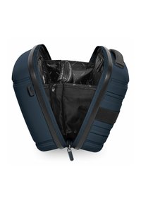 Blauwe harde rugzak met een unieke hoekige vormgeving, voorzien van een getextureerde buitenkant, dubbele ritsluiting en zwarte binnenorganizers.