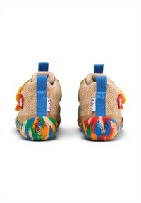 Scarpe colorate per bambini con tomaia in mesh beige e suola multicolore vivace, dotate di un inserto posteriore blu; include dettagli decorativi.