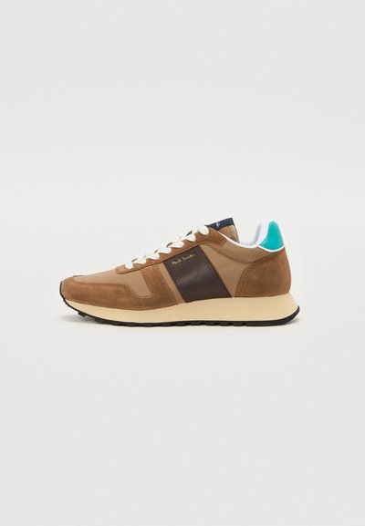 Baskets pour hommes en daim marron et cuir beige avec des accents navy. Design à lacets et semelle rembourrée. Présente une section contrastante en teal au niveau du talon.